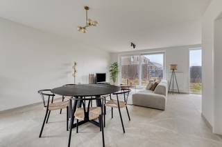 <p>Deze halfopen woning met twee volwaardige verdiepingen en een hellend dak combineert tijdloze architectuur met hedendaags wooncomfort.<br />Op het gelijkvloers vind je een open en lichtrijke leefruimte met een gezellige hoek die perfect ingericht kan worden als thuiskantoor of werkplek, ideaal om verbonden te blijven met het gezin terwijl je toch rustig kan werken.<br /><br />Op de verdieping bevinden zich:<br />✔ Drie ruime slaapkamers<br />✔ Een badkamer (indeling volgens plan)<br />✔ Een grote zolder als extra opslagruimte<br /><br />Je woont hier duurzaam, in een groene omgeving én op een vlot bereikbare locatie.<br /><br /><strong>Modelwoning</strong><br />Deze woning fungeert tevens als modelwoning en kan op aanvraag bezocht worden.<br />Contacteer vrijblijvend onze bouwadviseur steven@lapeirre.be.<br /><br /><span>Prijs = incl. aansluitingskosten, infrastructuur, grond, constructie, architect, EPB-verslaggeving, veiligheidscoördinatie. <br />All-in prijs: 430.604 euro (incl. bovenstaande kosten + BTW en registratie)</span></p>