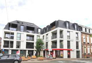 <p><span>Mooi appartement met terras te huur in het centrum van Merchtem, op wandelafstand van handelszaken , openbaar vervoer en scholen.</span></p><p><span>Dit appartement bevindt zich op de 3de verdieping en bestaat uit een ruime inkomhal met wc, open keuken (volledig ingericht)  , een ruime woon/eetkamer, 2 slaapkamers, badkamer met dubbele lavabo, bad/douche ,wc, kelder</span></p><p><span>onmiddellijk vrij. Mogelijkheid tot huren van ondergrondse staanplaats voor de wagen aan 108.90€</span></p><p><span> </span></p><p><span> </span></p><p><span> </span></p>