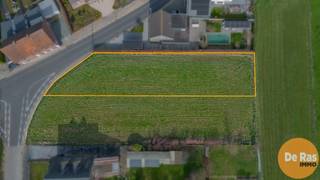<strong>HAALTERT - Rustig gelegen bouwgrond met open zicht en centrale ligging </strong><br /><br />In een rustige en residentiële buurt te Haaltert bevindt zich dit noord-oost georiënteerde perceel bouwgrond van maar liefst 1.014 m². Een ideale opportuniteit voor wie op zoek is naar een aangename woonomgeving, gecombineerd met een uitstekende, centrale ligging.<br /><br />Dankzij de vlotte verbindingen bereikt u in een mum van tijd omliggende steden en belangrijke invalswegen, terwijl u toch geniet van de rust en het groene karakter van de omgeving.<br /><br />Met een straatbreedte van 16 meter en een diepte van 50 meter aan de linkerzijde en 75 meter aan de rechterzijde biedt dit perceel tal van architecturale mogelijkheden. U heeft alle ruimte om uw droomwoning te realiseren, volledig afgestemd op uw wensen en levensstijl.<br /><br />De grond is gelegen in woongebied met landelijk karakter, wat garant staat voor een harmonieuze combinatie van wonen en groen. Bovendien bevindt het perceel zich in zone A, waardoor het niet overstromingsgevoelig is — een extra troef voor wie zorgeloos wil bouwen.<br /><br />De gunstige oriëntatie zorgt voor een mooie lichtinval doorheen de dag en laat u optimaal genieten van een aangename tuinzone. Achteraan geniet u bovendien van een open zicht op agrarisch gebied, wat een extra gevoel van rust en ruimte creëert.<br /><br />Kortom, een unieke kans voor wie wil bouwen op een topligging waar rust, ruimte en bereikbaarheid perfect samenkomen.<br />Prijs exclusief aansluitkosten.<br />Voor meer informatie of een bezoek ter plaatse kunt u ons steeds telefonisch contacteren op 053/60.65.60.