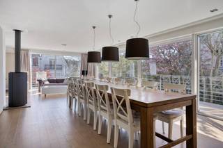 In hartje Koksijde-Bad, op wandelafstand van winkels, horeca, het openbaar vervoer en de zee vinden we deze instapklare woning te koop. De woning werd in 2008 volledig gerenoveerd en heeft maar liefst 6 slaapkamers en 3 badkamers! INDELING:> Eerste verdieping:- inkomhal met ruimte voor vestiaire;- ruime leefruimte met houtkachel en toegang tot het zuidgericht terras met zonneluifel;- open, volledig geïnstalleerde keuken met veel kastruimte;- berging met oa. aansluiting voor wasmachine;- badkamer met douche, lavabo en toilet.> Gelijkvloers: - 4 slaapkamers, allen met ingemaakte kasten; - 2 badkamers met inloopdouche, dubbele lavabo en één met bad;- apart toilet;- berging met technieken;- garage.> Tweede verdieping:- 2 slaapkamers.Verder beschikt de woning over een garage én oprit waar meerdere auto's geparkeerd kunnen worden.ALGEMEEN:- 12 zonnepanelen;- centrale verwarming op aardgas, condensatieketel van 2020;- conforme elektrische keuring;- EPC B;- zeer centraal doch rustig gelegen op wandelafstand van het strand en alle faciliteiten!Voor meer info contacteer Ellen Vandenbussche (0474 49 47 89 - ellen.vandenbussche@dewaele.com)Bestuursmaatregelen in het maatregelenregister: nee