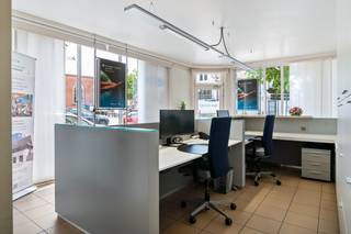 Op een centrale en goed zichtbare hoeklocatie in Oelegem bevindt zich dit lichtrijke handelsgelijkvloers met flexibele indeling. Ideaal voor vrije beroepen, praktijkruimte, kinesitherapie, psychologie, coaching, logopedie, diëtiek, beauty/wellness, architectuur, boekhouding, consultancy, dienstverlening, kantoor- of handelsfunctie.<br /><br />De toegevoegde visualisaties tonen enkele mogelijke invullingen en illustreren hoe veelzijdig het pand kan worden ingericht.<br /><br />Bij binnenkomst komt u in de ruime ontvangstruimte, voorzien van airco en ingemaakte kasten. Aansluitend zijn er momenteel drie afzonderlijke, lichtrijke kantoorruimtes, geschikt als bureau, vergader-, behandel- of consultatieruimte.<br /><br />Verder beschikt het pand over een berging en apart toilet.<br />Achteraan is er de mogelijkheid om een garagebox aan te kopen voor € 30.000, ideaal als parkeerplaats of extra opslagruimte.<br /><br />Visualisaties zijn illustratief en tonen mogelijke invullingen; specifieke activiteiten zijn onder voorbehoud van de geldende voorschriften en vergunningen.<br /><br />Troeven:<br />+ Veel mogelijkheden<br />+ Zichtbare, centrale locatie<br />+ Ontvangstruimte met airco<br />+ 3 afzonderlijke kantoorruimtes<br />+ Garagebox optioneel aan te kopen (€ 30.000)<br />+ Veel natuurlijke lichtinval<br /><br />Interesse in dit eigendom? Contacteer ons via 03 337 50 70 of info@vbvastgoed.be voor meer informatie of een bezoek ter plaatse.