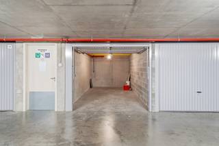 Op zoek naar een veilige en praktische garagebox voor uw wagen, motor of extra opslagruimte? Tussen Oostende en Bredene (Oud Militair Hospitaal) vinden we deze verzorgde garagebox gebouwd in 2014. Dit biedt een uitstekende combinatie van bereikbaarheid, veiligheid en gebruiksgemak.<br /><br />Met een oppervlakte van 16,72 m² en afmetingen van 2,75 meter breed op 6,08 meter diep beschikt u over voldoende ruimte voor het parkeren van een wagen, het stallen van fietsen of motoren, of het opbergen van materialen.<br /><br />De garage is uitgerust met elektriciteit, wat extra comfort biedt voor verlichting of het aansluiten van toestellen. Een wateraansluiting is niet aanwezig. Dankzij het recente bouwjaar verkeert de garagebox in een moderne en degelijke staat.<br /><br />Er is tevens ook de mogelijkheid om de garagebox te huren.<br /><br />Interesse? Neem gerust contact op voor meer informatie of een bezichtiging.