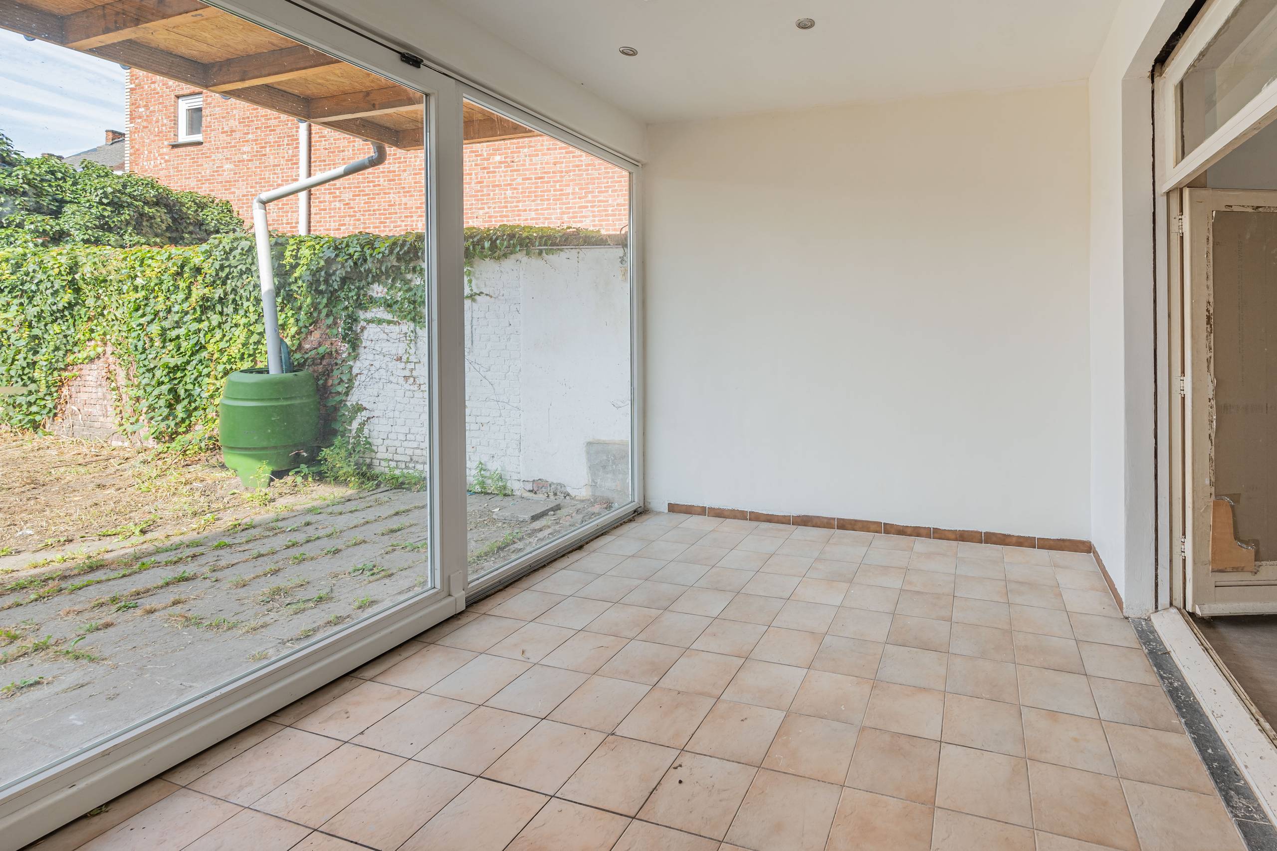 Ruime te renoveren gezinswoning met garage. - foto 5