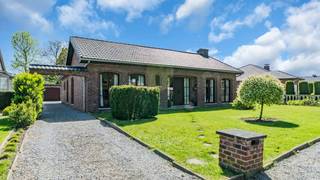 <p>Welkom aan de Beukenhoflaan 25, waar deze <strong>gelijkvloerse woning uit 1970</strong> u meteen zal verrassen door haar ruimte en uitstekende ligging. Gelegen in een rustige en gegeerde buurt, woont u hier in alle comfort met vlotte verbindingen naar Hasselt en omliggende gemeenten.<br /><br /></p>
<p>Met een bewoonbare oppervlakte van <strong>185 m²</strong> biedt deze woning tal van mogelijkheden voor wie op zoek is naar ruimte en een praktische indeling. De woning beschikt over <strong>3 volwaardige slaapkamers</strong> en is volledig gelijkvloers ingericht, wat zorgt voor extra wooncomfort.<br /><br /></p>
<p>Dankzij een <strong>EPC Label D</strong> is er <strong>geen renovatieverplichting</strong>, wat deze woning extra interessant maakt voor wie zonder tijdsdruk wil investeren of moderniseren naar eigen smaak.<br /><br /></p>
<p>Deze eigendom combineert een sterke ligging met een solide basis — ideaal voor gezinnen, koppels of wie graag alles op één niveau wenst.<br /><br /></p>
<p>Interesse of een bezoek plannen?<br />Contacteer <strong>Lieselotte</strong> via 0493 56 87 30<br /><br /></p>
<p><strong><span><span>We Invest Demervallei - </span></span></strong>Vastgoed Anders Bekeken</p>