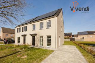 Halfopen nieuwbouwwoning (eerste bewoning) gelegen in een rustige en kindvriendelijke wijk aan de rand van het centrum van Ravels.De woning omvat een...