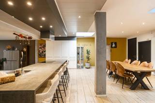 <p><span>Bent u op zoek naar een ruime, instapklare woning met maar liefst 6 slaapkamers én de mogelijkheid om een vrij beroep uit te oefenen? Dan is deze woning in de Meersstraat in Ternat zeker een bezoek waard.</span></p>
<p><span>Met een bruikbare vloeroppervlakte van 340 m² biedt deze woning een zee aan ruimte en tal van mogelijkheden. Dankzij de ligging geniet u bovendien van een uitstekende bereikbaarheid. Scholen, winkels en openbaar vervoer bevinden zich in de nabije omgeving. Ook het centrum van Ternat en de op- en afrit van de E40 zijn vlot bereikbaar met de wagen.</span></p>
<p><span>Indeling</span></p>
<p><span>Via de inkomhal bereiken we de wachtruimte en twee afzonderlijke kabinetten, samen goed voor ongeveer 40 m². Deze ruimtes zijn bijzonder geschikt voor de uitoefening van een vrij beroep, zoals kinesitherapeut, psycholoog, schoonheidsspecialiste of andere professionele activiteit.</span></p>
<p><span>Vervolgens komen we in de indrukwekkende leefruimte van maar liefst 120 m². Deze omvat een ruime, open keuken die voorzien is van alle comfort, een gezellige eetkamer en een aangename woonkamer. Vanuit de woonkamer heeft u rechtstreeks toegang tot het terras en de tuin, waardoor binnen- en buitenruimte mooi met elkaar verbonden worden.</span></p>
<p><span>Verder vinden we op het gelijkvloers nog een apart toilet, een ruime badkamer met zowel douche als bad, een praktische wasplaats en een grote berging.</span></p>
<p><span>Op de eerste verdieping bevinden zich drie ruime slaapkamers en een tweede badkamer, uitgerust met een ligbad, toilet en dubbele lavabo. Ook de tweede verdieping biedt nog eens drie volwaardige slaapkamers. </span><span>De woning beschikt daarnaast over een inpandige garage.</span></p>
<p><span>Als extra troeven werden reeds verschillende belangrijke vernieuwingen uitgevoerd, waaronder nieuwe ramen, een nieuwe verwarmingsketel en zonnepanelen.</span></p>
<p><span>Kortom, een bijzonder ruime en veelzijdige woning die perfect kan worden gecombineerd met een professionele activiteit aan huis. Dankzij de 6 slaapkamers, royale leefruimtes en praktische indeling biedt deze woning bovendien alle ruimte voor een groot gezin.<br /><br />Benieuwd wat deze woning te bieden heeft? Contacteer ons voor een bezoek! <br />info@impromove.be - 02 887 80 56</span></p>