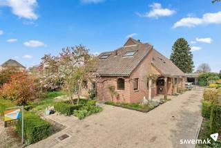 <p><span>Deze charmante woning vind je in een rustige straat in het Lommelse gehucht Kattenbos. Op fietsafstand van Lommel Centrum.</span></p><p><span><br />Hier vertoef je vlakbij een bos en natuurgebied, maar toch dichtbij de N71 naar Pelt en Lommel. En daar bovenop een mooie verbinding naar Eindhoven via de Noord Zuid.</span></p><p><span> </span></p><p><span>De inkom bevindt zich langs de zijkant, waar je vervolgens binnenkomt in een ruime inkomhal.<br /><br />Links ervan ligt er een gelijkvloerse slaapkamer: handig als kantoorruimte of hobbyruimte.</span></p><p><span> </span></p><p><span>De leefkeuken baadt werkelijk in het binnenvallend licht. Vooral de gezellige eethoek springt hier in het oog.</span></p><p><span> </span></p><p><span>De ruime woonkamer bestaat uit een riante zithoek die overloopt in de eethoek.<br />Hier kan je trouwens ook relaxen met zicht op de gezellige kachel</span></p><p><span>Vervolgens betreed je de hobbyruimte.</span></p><p><span>Werkelijk alle hoeken van de leefruimte hebben een optimale connectie met de privatieve tuin.</span></p><p><span> </span></p><p><span>Op de eerste etage worden de 3 slaapkamers en de badkamer (met bad en douche!) verbonden door een passerelle.</span></p><p><span>Ontwaken met zicht op de tuin doe je in de masterbedroom. Deze is wel héél ruim en zou desgewenst kunnen opgesplitst worden in 2 kamers of ….. een dressing. <br /><br /></span></p><p><span>De zolder is te bereiken met een uittrekbare trap.</span></p><p><span>Verder heeft de woning een ruime kelder en achteraan in de tuin is er een dubbele garage.<br /><br /></span></p><p><span>Bestuursmaatregelen in het maatregelenregister: nee</span><span> </span></p><p><span> </span></p><p><span> </span></p>