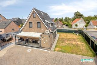 In een rustige en groene woonomgeving in Sint-Amands bevindt zich deze recent gerenoveerde open bebouwing, waar ruimte, comfort en functionaliteit perfect samenkomen. Dankzij de gunstige ligging geniet u van een vlotte bereikbaarheid, terwijl winkels, scholen, openbaar vervoer en de prachtige Scheldevallei met haar talrijke wandel- en fietsroutes zich in de nabije omgeving bevinden.<br /><br />De woning is toegankelijk via zowel de voor- als achterzijde. Vooraan beschikt u over een ruime oprit met plaats voor meerdere wagens. Binnen wordt u verwelkomd in een verzorgde inkomhal met sfeervolle verlichting, waarna u terechtkomt in de lichtrijke leefruimte met grote raampartijen. Aansluitend bevinden zich de volledig geïnstalleerde keuken met praktische berging en achteringang, een stijlvolle badkamer met inloopdouche en een aparte bureauruimte.<br /><br />De eerste verdieping omvat drie volwaardige slaapkamers, een apart gastentoilet en een extra ruimte die perfect kan worden ingericht als dressing of berging. Op de zolderverdieping bevinden zich nog twee bijkomende slaapkamers, waardoor de woning in totaal vijf slaapkamers telt.<br /><br />Buiten geniet u van een aangelegd terras, een verzorgde tuin en twee hoge garages met sectionale poorten, ideaal voor een grote bestelwagen of camionette. Daarnaast beschikt het perceel over meerdere autostaanplaatsen en is het volledig omheind. Voor extra comfort en veiligheid werd de woning uitgerust met camerabewaking en een alarmsysteem.<br />Dankzij de recente renovatie verkeert deze woning in een uitstekende staat van onderhoud en is ze volledig instapklaar.<br /><br />Troeven<br />-Rustige ligging in het groene Sint-Amands<br />-Open bebouwing op een ruim perceel<br />-Vijf volwaardige slaapkamers<br />-Twee hoge garages met sectionale poorten<br />-Ruime oprit met meerdere parkeerplaatsen<br />-Aangelegd terras en verzorgde tuin<br />-Camerabewaking en alarmsysteem<br />-Dak deels geïsoleerd<br />-PVC-ramen met dubbele beglazing<br />-Elektrische installatie conform het AREI