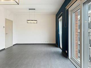 Le moyen le plus rapide pour visiter cet appartement ? Demandez votre visite via le bouton rouge de notre site web www.dewaele.com et vous serez contacté par l'un de nos experts en location.<br /><br />Appartement prêt à emménager avec 2 chambres et une terrasse ensoleillée dans un emplacement très central au centre de Roeselare.<br /><br />La disposition de l'appartement est la suivante :<br />- Entrée <br />- Toilettes séparées avec lave-mains <br />- Salon spacieux et lumineux<br />- Cuisine équipée avec four, cuisinière, hotte, évier double et réfrigérateur avec congélateur<br />- Local de rangement avec raccordement pour machine à laver<br />- 2 chambres <br />- Salle de bain avec grande douche à l'italienne et double vasque<br />- Terrasse spacieuse et ensoleillée<br /><br />Caractéristiques supplémentaires :<br />- Appartement prêt à emménager et extrêmement lumineux<br />- Terrasse exceptionnellement spacieuse et ensoleillée<br />- Ascenseur dans le bâtiment<br />- Emplacement extrêmement central en plein centre de Roeselare, à proximité des commerces, des écoles, des transports en commun,...<br /><br />Possibilité de louer un box de garage fermé : 75 euros/mois.<br /><br />Cet appartement à louer à Roeselare vous intéresse ? N'hésitez pas à nous contacter.