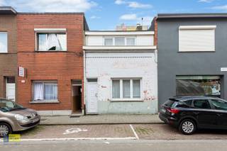 <p><span>In het hartje van Merksem, op wandelafstand van winkels en openbaar vervoer maar wel in een rustige woonwijk, vindt u deze uitstekend onderhouden starterswoning of kleine EGW met kleine koer.</span></p><p><span>Op het schilderen of renoveren van de voorgevel na ( </span><span>foto voorgevel is impressie</span><span>), is deze goed ingedeelde woning van A tot Z gerenoveerd en dus quasi instapklaar. </span></p><p><span>De woning beschikt over alle hedendaags comfort met een kwalitatief ingerichte keuken, uitstekende afwerking van vloeren en muren en met op de 1ste verdieping 2 volwaardige , ruime slaapkamers en grote badkamer.</span></p><p><span>Hier kan u dus nog voor een budgetvriendelijke prijs uw eerste stappen in het vastgoed zetten op korte afstand van Antwerpen centrum ( vlakbij openbaar vervoer en fietsbrug over Albertkanaal : hoge mobiliteitsscore!)</span></p><p><span> </span></p><p><span> </span></p>