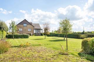 <p>Op een rustige en groene ligging in Oudenaarde bevindt zich deze vrijstaande woning met open zicht op de omliggende natuur. De woning combineert ruimte, comfort en een flexibele indeling, wat ze bijzonder geschikt maakt voor gezinnen of wie wonen en werken wil combineren.<br /><br />Wat maakt dit pand uniek?<br />Op het gelijkvloers word je verwelkomd in een ruime inkomhal met gastentoilet. Links bevindt zich een apart bureau met ingemaakte kasten, ideaal voor thuiswerk of een zelfstandige activiteit. Rechts ligt de ruime leefruimte met open haard en eetplaats, waar gezelligheid centraal staat. Aansluitend is er de keuken en een veranda die zorgt voor extra licht en een aangename verbinding met de tuin.<br /><br />De woning telt vier slaapkamers, waarvan elke kamer (met uitzondering van de master bedroom) voorzien is van een eigen lavabomeubel. Verder is er een verzorgde badkamer.<br />Op het tweede verdiep bevindt zich bovendien een extra gezellige zit- of leefruimte met apart toilet, wat tal van mogelijkheden biedt als ontspanningsruimte, hobbyruimte of extra leefruimte. Daarnaast is er nog een zoldergedeelte en een praktische berging onder het schuine dak.<br /><br />De woning is volledig onderkelderd en beschikt over een garage met poort en meerdere aparte, gemetste bergingen, ideaal voor stockage, provisieruimte of hobby’s.<br /><br />Voor wie is dit ideaal?<br />Deze woning is ideaal voor gezinnen, thuiswerkers of zelfstandigen die op zoek zijn naar een ruime, karaktervolle woning met veel praktische ruimtes, gelegen in een rustige en groene omgeving met toch een vlotte bereikbaarheid.</p>