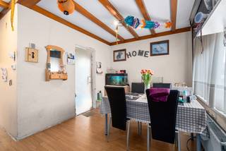 <p>Deze halfopen bebouwing in de Landstraat te Zelzate is gelegen op een mooi perceel van 695 m² en vormt een uitstekende basis voor wie op zoek is naar een woning met ruimte en potentieel om volledig naar eigen smaak te renoveren.</p><p> </p><p>Op het gelijkvloers omvat de woning een inkomhal, ruime leefruimte, keuken, wasplaats, gastentoilet en veranda.</p><p>Op de eerste verdieping bevinden zich drie slaapkamers en een badkamer met ligbad.</p><p>Daarnaast beschikt de woning over een ruime zolder, die tal van mogelijkheden biedt en een kelder.</p><p> </p><p>Buiten geniet u van een aangename omheinde tuin, een aparte garage en een ruime oprit met voldoende parkeergelegenheid.</p><p> </p><p>Interesse om dit pand te bezichtigen?<br />Plan nu uw afspraak in op het nummer 0499/84.71.00 of via chabelli@vastgoeddevos.be.</p><p> </p>