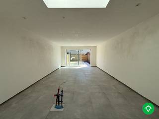 Deze woning is gelegen op een uiterst centrale ligging in het centrum van Roeselare, kortbij de Spil, de winkelstraat, de ring en nog veel meer!De...