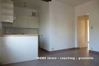 <br />Volledig heringericht compact 2-slaapkamerappartement met woonkamer, open keuken, douche, toilet & kelder. Het pluspunt van het appartement is beslist de rustige ligging en het schitterende zicht. Zeer interessante prijs! Te huur als tweede verblijf. <span><strong>BEZOEKMOMENT wordt binnenkort gepubliceerd..............</strong></span>Contacteer ons gerust indien u hierop wil aansluiten.<br /><br /><br /><span><strong>Tehuurstelling onder voorwaarden; Zie www.more.be, "bijlagen" en onder voorbehoud van beschikbaarheid.</strong></span>
