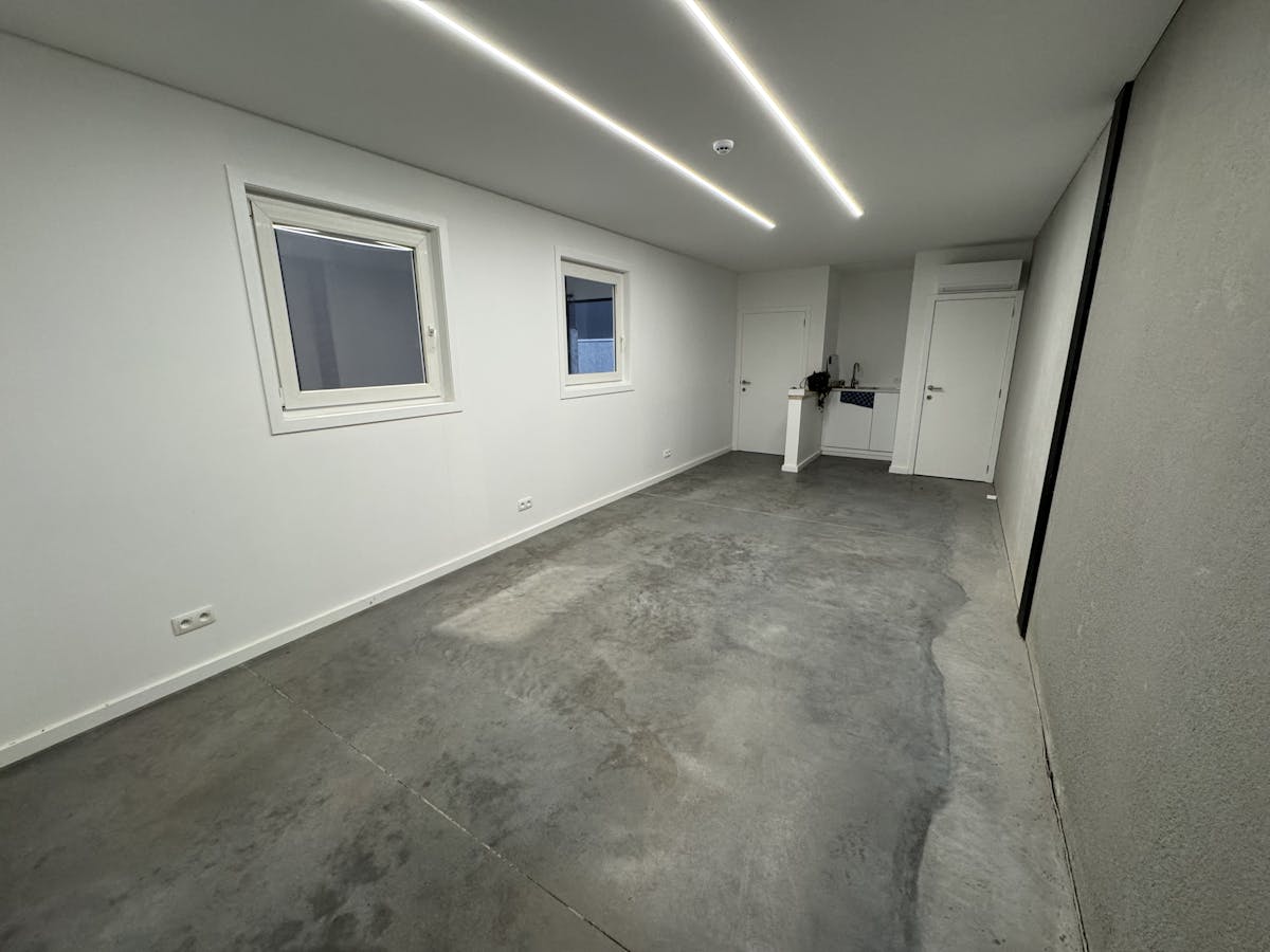 Strategisch gelegen KMO-unit (130 m²) met kantoor te huur - foto 4