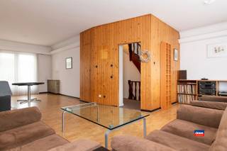 <p><span>WILRIJK | RUIME BEL-</span><span>ÉTAGE WONING MET VIER SLAAPKAMERS, GROTE WOONKAMER, TUIN EN GARAGE | 176m² BEWOONBAAR | EPC D | </span></p><p><span>Indeling als volgt: gelijkvloers: Inkomhal - garage met aansluitend grote wasruimte - toilet - berging onder trap - slaapkamer - tuin.</span></p><p><span>Eerste verdieping: Traphal - woonkamer - keuken - overdekt terras</span></p><p><span>Tweede verdieping: Traphal - badkamer - toilet - dressing - berging - 3 slaapkamers.</span></p><p><span> </span></p><p><span>Extra troeven:</span></p><p><span>* Vlakbij het park Hollebeekvallei.</span></p><p><span>* Nabij vele winkels en scholen en gelegen in kindvriendelijke woonwijk.</span></p><p><span>* Goede verbinding met het openbaar vervoer.</span></p><p><span>* Aantrekkelijke tuin.</span></p><p><span>* Oprit voor 2 wagens en ruime inpandige garage met elektrische sectionale poort.</span></p><p><span>* Groot terras op 1ste verdieping</span></p><p><span> </span></p><p><span> </span></p><p><span> </span></p>
