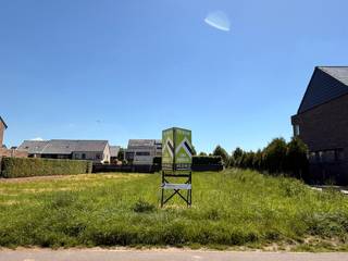 Ce terrain à bâtir est situé à la Herenweg à Tongres, une rue calme et sans issue avec plusieurs nouvelles constructions à courte distance du centre-ville.<br /><br />Les règles de construction comprennent notamment :<br />x construction semi-ouverte ;<br />x profondeur de construction au rez-de-chaussée maximale de 15m ;<br />x profondeur de construction à l'étage maximale de 12 mètres ;<br />x 2 étages ;<br />x largeur de façade de 8,50m ;<br />x zone de construction libre d'au moins 3 mètres de la limite de la parcelle.<br /><br />Le jardin est entièrement orienté au sud.<br /><br />Il n'y a pas d'obligation de construire.<br /><br />Pour plus d'informations, veuillez prendre rendez-vous par téléphone au numéro 012 23 00 23 ou envoyer vos questions par e-mail à roland@immo-leroi.be.
