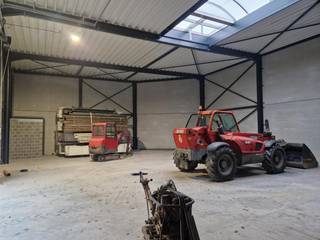 Nieuwbouwunit voor opslag van goederen gelegen in kleine KMO-zone.Indeling: Open opslagruimte van 285m².Ruime sectionaalpoort aanwezig alsook is de...