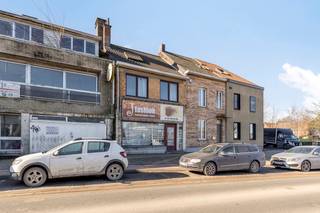 immo DAVID vous présente: espace commercial avec logement et potentiel de maison unifamiliale<br /><br />Vous recherchez un bien permettant de combiner habitation et activité professionnelle, ou vous rêvez d'une maison unifamiliale spacieuse ? Situé à proximité de la gare d'Asse, dans un emplacement offrant une belle visibilité, ce bien présente de nombreuses possibilités.<br /><br />Son principal atout est son potentiel de transformation en maison unifamiliale, sous réserve des conditions applicables et des autorisations éventuellement nécessaires.<br /><br />Le rez-de-chaussée de 88 m² comprend un espace commercial de 28 m², idéal pour un bureau, un cabinet professionnel, un salon de coiffure ou un commerce. Vous y trouverez également un espace polyvalent de 12 m², une cuisine de 18 m² et une salle de bains à aménager selon vos envies.<br /><br />Au premier étage se trouvent un séjour de 27 m² et une chambre de 16 m². Le deuxième étage dispose d'une spacieuse pièce sous toiture de 37 m², idéale comme deuxième chambre, espace de loisirs ou studio.<br /><br />La terrasse orientée sud-ouest de 35 m² constitue un atout supplémentaire pour profiter des beaux jours.<br /><br />Les commerces, les loisirs, la gare et les axes routiers vers le centre d'Asse et Bruxelles sont facilement accessibles.<br /><br />Un bien polyvalent offrant de belles perspectives, aussi bien pour les indépendants que pour les personnes à la recherche d'une future maison unifamiliale. Une visite s'impose!