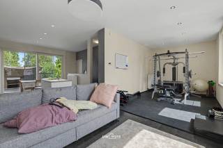Bent u op zoek naar een ruim handelspand met een instapklare duplex waar wonen en werken perfect gecombineerd kunnen worden? Dan biedt dit pand tal van mogelijkheden.<br /><br />Het pand beschikt over een uitzonderlijk ruime handels- en opslagruimte van ca. 430 m², bereikbaar via een grote sectionale poort. Dankzij de open indeling stelt u zich hier meteen de vraag: wordt dit een winkel, garage, magazijn, stockage of e-commercehoofdkwartier? Er is bijvoorbeeld plaats voor maar liefst 15 wagens.<br /><br />Boven de handels- en opslagruimte bevindt zich een lichtrijke duplexwoning. Op de eerste verdieping vindt u een ruime leefruimte, een open keuken en een badkamer met ligbad en inloopdouche. De tweede verdieping omvat twee volwaardige slaapkamers en een extra kamer die ideaal is als kinderkamer, bureau of dressing.<br /><br />De duplex is uitgerust met airconditioning, vernieuwde ramen en een recente hoogrendementscondensatieketel, wat bijdraagt aan het wooncomfort en de energiezuinigheid. EPC X. <br /><br />Een veelzijdig pand op een centrale ligging in Hamme, ideaal voor wie op zoek is naar een combinatie van wonen en ondernemen.<br /><br /><br />Dit is een pand dat u echt gezien moet hebben om de indrukwekkende oppervlakte en mogelijkheden ten volle te kunnen inschatten. Wenst u een bezoek in te plannen? Stuur dan een e-mail naarfelix@uw-huis.be of bel tijdens de kantooruren naar 052463803.<br />