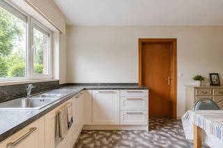 Deze vrijstaande woning bevindt zich in een residentiële wijk nabij het centrum van Roeselare. Dankzij de rustige maar centrale ligging geniet u van een vlotte verbinding naar winkels, scholen en de E403, terwijl alle dagelijkse voorzieningen zich op korte afstand bevinden.<br /><br />De woning beschikt over een ruime dubbele leefruimte met veel natuurlijke lichtinval en een gezellige haard die zorgt voor extra sfeer. Aansluitend bevindt zich de vernieuwde keuken, afgewerkt met kwalitatieve materialen.<br /><br />Op de verdieping bevinden zich vier volwaardige slaapkamers, waaronder een ruime masterbedroom met balkon. Verder beschikt de woning over een garage en oprit, evenals een ruime tuin rondom de woning waar u in alle rust kan genieten van het buitenleven.<br /><br />Troeven:<br />• Vrijstaande woning<br />• EPC-score D<br />• Mobi-score 8,8/10<br />• 4 Volwaardige slaapkamers<br />• Masterbedroom met balkon<br />• Ruime dubbele leefruimte met veel lichtinval<br />• Gezellige haard<br />• Vernieuwde keuken<br />• Ruime tuin rondom de woning<br />• Garage en oprit<br /><br />Dankzij de combinatie van ruimte, comfort en een uitstekende bereikbaarheid vormt deze woning een ideale thuis voor gezinnen of koppels die op zoek zijn naar rustig wonen nabij het centrum van Roeselare.<br /><br />Voor meer informatie of een bezoek, contacteer Eva via 0475 69 38 22 of via eva@vicusvastgoed.be.