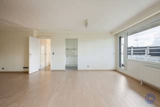 <p><span>Lichtrijk 3-slaapkamerappartement met 2 terrassen en staanplaats nabij Leuven centrum </span></p><p><span>Op zoek naar ruimte, licht en een vlot bereikbare uitvalsbasis in Leuven? Dit aangename drie-slaapkamerappartement biedt een doordachte indeling en twee terassen. De grote leefruimte, keuken en slaapkamers worden overvloedig van daglicht voorzien. Aan de voorzijde geeft de leefruimte uit op een royaal terras van 17 m²; een tweede terras van ca. 3m² is bereikbaar via een van de slaapkamers. De badkamer is uitgerust met een bad met douchefunctie en een lavabomeubel. Er is ook een apart toilet en een nis voorzien voor een wasmachine. De private kelderberging zorgt voor extra praktische opbergruimte. De ligging is een sterke troef: het centrum van Leuven, Gasthuisberg, IMEC, buurtwinkels, openbaar vervoer en de belangrijkste verbindingswegen bevinden zich vlakbij. Hierdoor is dit een aantrekkelijke keuze voor gezinnen, thuiswerkers, studerende kinderen of investeerders. De staanplaats dient verplicht mee aangekocht te worden aan 30.000 euro. Een instapklaar appartement met comfortabele leefruimtes, buitenruimtes en een uitstekende ligging nabij Leuven.</span></p><p><span> </span></p><p><span>Indeling</span></p><p><span>Lichtrijke leef- en eetruimte van ca. 35 m² met toegang tot royaal terras langs voorzijde. Volledig ingerichte open keuken voorzien van een inductie kookplaat, dampkap, combi oven-microgolf en vaatwasser. Slaapkamer van ca. 12 m² op laminaatvloer. Tweede slaapkamer van ca. 10 m² laminaatvloer met toegang tot het tweede terras. Derde slaapkamer van ca. 11m² op tegelvloer. Badkamer met bad-douche, lavabomeubel, spiegel en toilet. Praktische aansluitingen voor wasmachine.</span></p><p><span> </span></p><p><span>Belangrijkste troeven</span></p><ul><li><span>Hoek-appartement gelegen op de 4de verdieping</span></li><li><span>Grote raampartijen en veel lichtinval in woonkamer en alle slaapkamers</span></li><li><span>Royaal terras langs de voorkant van het appartement </span></li><li><span>Een tweede terras langs de zijkant van het appartement</span></li><li><span>Drie grote slaapkamers</span></li><li><span>Goed onderhouden gemeenschappelijke delen.</span></li><li><span>Privatieve parkeerplaats verplicht mee aan te kopen aan 30.000 EUR</span></li></ul><p><span> </span></p><p><span>Algemene informatie</span></p><p><span>Maandelijkse gemeenschappelijke kosten bedragen ca. 260 euro, inclusief de kosten van de staanplaats. Hierin zijn onder meer het onderhoud en de elektriciteit van de gemeenschappelijke delen, lift, schoonmaak, syndicus, reservekapitaal en een provisie voor water inbegrepen. Het verbruik van koud en warm water en verwarming wordt individueel geregistreerd en jaarlijks afgerekend volgens verbruik.</span></p><p><span>Elektriciteit met private verbruiksmeter. </span></p><ul><li><span>Elektrische installatie: conform</span></li><li><span>EPC: B-label </span></li><li><span>Asbestattest: niet van toepassing</span></li></ul><p><span> </span></p><p><span>Het gebouw</span></p><p><span>Dit kwalitatieve en goed onderhouden appartementsgebouw beschikt over een ondergrondse verdieping met parkeerplaatsen en bergingen, een gelijkvloerse verdieping en negentien woonverdiepingen. Dankzij de meerdere liften en het parlofoonsysteem geniet u van optimaal comfort en veiligheid. In 2017 werd de volledige gevel van het gebouw vernieuwd, wat bijdraagt aan de verzorgde en moderne uitstraling. </span></p><p><span> </span></p><p><span>Ligging</span></p><p><span>Het appartement is uitstekend gelegen aan de Tervuursevest in Leuven, op wandelafstand van het stadscentrum, winkels, scholen, horeca en openbaar vervoer. Ook de KU Leuven, IMEC en belangrijke invalswegen zijn vlot bereikbaar.</span></p><p><span>Een ideale woonplek voor wie comfortabel wil wonen met alle voorzieningen binnen handbereik. </span></p><p><span> </span></p><p><span>De informatie in deze prospect is ter informatieve titel: de kandidaat-kopers moeten hun eigen zaak maken van het verkrijgen, controleren en interpreteren van deze informatie.</span></p><p><span> </span></p>