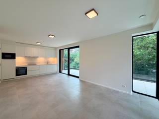 Op fietsafstand van het centrum van Roeselare en Rumbeke kan je dit modern, hedendaags appartement terugvinden. <br />Vlakbij verschillende invalswegen ligt dit appartement enorm centraal, vlot bereikbaar en toegankelijk.<br />Kleuter- en lagere school, bakkerij, buurtwinkel, grootwarenhuizen, sportcentra en verschillende horecazaken zijn slechts op enkele ogenblikken van dit appartement verwijderd. <br /><br />Dit instapklaar appartement beschikt over een ruime inkomhal met gastentoilet, lichtrijke woon- en eetkamer met ruim zonneterras, geïnstalleerde keuken, 2 slaapkamers, badkamer (wastafel, inloopdouche), berging, ondergrondse staanplaats en een gemeenschappelijke fietsenstalling waar u twee fietsen in kwijt kan. <br /><br />Daarnaast geniet dit appartement van een zonovergoten tuin in een oase van groen, ondergrondse staanplaats, vloerwarming, dubbele beglazing, inclusief lichtarmaturen en een videofoon. <br /><br />Verder beschikt het appartement over een royaal terras dat bereikbaar is via zowel de woonkamer als de twee slaapkamers.<br /><br />Het afgesloten privédomein beschikt over een prachtig onderhouden parktuin met wandelpaden en groene zones waar rust en privacy centraal staan. Zo geniet je dagelijks van een ruime, groene omgeving zonder zelf instaan voor het onderhoud.<br /><br /><strong>Goed om weten: </strong><br />Basishuurprijs: €875,- /maand (inclusief ondergrondse autostaanplaats)<br />Provisie: €75,-/maand<br />Vrij vanaf heden<br /><br /><strong>Is dit appartement met zijn unieke ligging het appartement waarnaar u op zoek bent? <br />Twijfel niet langer en neem contact met ons op!</strong>