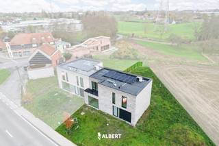 Gelegen te Hulste vinden we deze unieke koppelwoning terug, met maar liefst 178m² bewoonbare oppervlakte is ruimte hier zeker en vast troef!<br />De woning wordt nog afgewerkt volgens eigen smaak en lastenboek!<br /><br />De indeling van de woning is als volgt:<br />=> Gelijkvloers: <br />+ inkomhal<br />+ gastentoilet<br />+ keuken<br />+ berging<br />+ eethoek<br />+ zithoek<br />+ inpandige garage<br /><br />=> 1ste verdieping:<br />+ nachthal<br />+ toilet<br />+ wasplaats/berging<br />+ slaapkamer 1<br />+ slaapkamer 2<br />+ slaapkamer 3<br />+ badkamer<br /><br />=>Troeven:<br />+ energiezuinig = EPB-norm (E35)<br />+ ventillatiesysteem: D<br />+ zonnepanelen: 2.600 Wp<br />+ regenwater<br />+ vloerverwarming<br />+ 6% BTW-mogelijk<br /><br />Kortom heeft deze heel wat woning heel wat te ontdekken en is dan ook klaar voor de toekomst!<br />Ook wonen zonder zorgen? Vraag den snel je bezoek aan via dylan.polfliet@albert.immo of 0456/89 02 72.<br /><br />Bij Albert kom je thuis!