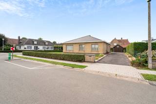 Op zoek naar een woning waarbij wooncomfort voorop staat? Dat kan in deze gelijkvloerse woning.In de omgeving geniet u van weidse zichten en een open...