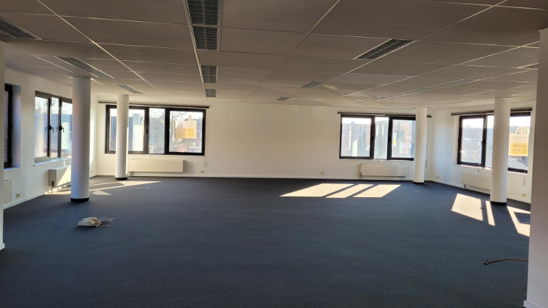 Roeselare, stadsrand: Vlot bereikbare zeer ruime open en lichtrijke kantoorruimte (172m2) met parking aan ring van Roeselare - foto 3
