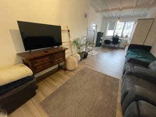 Volledig gerenoveerde woning in het centrum van de stad, op wandelafstand van bakker, winkels, station...  De ruime, gezellige binnenkoer maken...