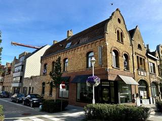 Ruim bovenhuis met 3 slaapkamers en groot terras in hartje Nieuwpoort-stad.<br /><br />Wonen midden in de levendige sfeer van Nieuwpoort? Ontdek dit ruime en veelzijdige bovenhuis, gelegen in Nieuwpoort-stad. Dankzij de centrale ligging bevinden winkels, horeca en dagelijkse voorzieningen zich letterlijk vlakbij.<br />De woning beschikt over 3 slaapkamers en biedt daardoor heel wat ruimte voor een gezin, als tweede verblijf of als comfortabele uitvalsbasis aan de kust.<br />Een absolute troef is het grote terras: een heerlijke plek om te genieten van de buitenlucht, gezellig samen te zitten of na een drukke dag in de stad helemaal tot rust te komen.<br />De combinatie van ruime kamers, 3 slaapkamers, een groot terras en een topligging in het centrum maakt dit bovenhuis bijzonder interessant voor wie comfortabel en centraal wil wonen in Nieuwpoort.<br /><br />De troeven op een rij:<br />- Gelegen in de winkelstraat van Nieuwpoort-stad<br />- 3 slaapkamers<br />- Groot terras<br />- Winkels en voorzieningen op wandelafstand<br />- Horeca en gezellig stadsleven vlakbij<br />- Ideaal als vaste woonst of tweede verblijf<br />- Ruime woning met mogelijkheid tot aankoop van de gelijkvloerse garage (meerprijs 50.000€)<br /> * Praktische kelderruimte<br /><br />Een ruime stadswoning met een uniek buitengevoel, midden in Nieuwpoort. Zeker een bezoek waard!