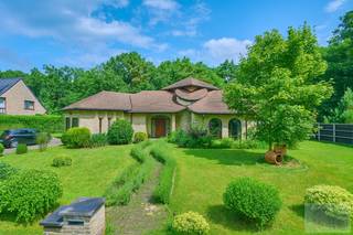 Welkom op de Herebaan-West 50 in Houthalen-Helchteren, waar deze charmante en instapklare Spaanse villa wacht op haar nieuwe eigenaar. Gelegen op een ruim perceel van 1.532 m², biedt deze woning een unieke combinatie van ruimte, rust en bereikbaarheid.<br /><br />De woning beschikt over 3 volwaardige slaapkamers, ideaal voor gezinnen of wie extra ruimte zoekt voor een kantoor of hobbykamer. De zeer ruime woonkamer baadt in natuurlijk licht en vormt het hart van het huis, perfect voor gezellige avonden of het ontvangen van gasten.<br /><br />De inpandige garage biedt plaats aan twee wagens en heeft daarnaast nog voldoende opbergruimte. Rondom de woning geniet je van een royale tuin met talloze mogelijkheden: van een zonneterras tot een zwembad of speelruimte.<br /><br />Troeven op een rij:<br />Spaanse stijl met karaktervolle uitstraling<br />3 slaapkamers <br />Zeer grote en lichtrijke leefruimte<br />Inpandige garage voor 2 wagens<br />Perceel van maar liefst 1.532 m²<br />Gelegen nabij winkels, scholen en belangrijke invalswegen<br /><br />Deze woning combineert het beste van comfortabel wonen met een mediterrane flair, en dat op een topligging in Limburg.<br />Mis deze kans niet en plan vandaag nog je bezoek!