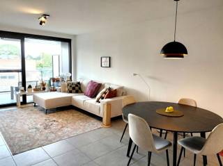 <p><span><strong>Vraag uw bezoek aan via info@optimusvastgoed.be!</strong></span><br /><span><strong>TE HUUR: Recent appartement met 1 slaapkamer te Beverlo!</strong></span><br /><span>Dit hedendaags appartement op de tweede verdieping met 1 slaapkamer en ruim terras is gelegen in residentie Beverpark op wandelafstand van allerhande winkels. Het appartement is rustig gelegen met zicht op de mijnterrils.</span><br /><span>Het appartement is bereikbaar met de lift en beschikt over een woonkamer met open keuken, 1 slaapkamer met aansluitend badkamer met inloopdouche en een ruim terras. Er is eveneens een gemeenschappelijke fietsenstalling en een autostaanplaats voorzien bij het appartement. </span><br /><span><strong>Ligging:</strong></span><br /><span>Gunstig gelegen vlakbij allerhande winkels, eet- en drinkgelegenheden. Openbaar vervoer in de nabije omgeving. Beverlo biedt mooie natuurgebieden met wandelpaden en fietsroutes voor de echte natuurliefhebbers.</span><br /><span><strong>Indeling:</strong></span><br /><span>Inkom, woonkamer met open, ingerichte keuken, berging, 1 slaapkamer, badkamer met inloopdouche en terras.</span><br /><span><strong>Troeven:</strong></span><br /><span>– Lift!</span><br /><span>– Ruim terras!</span><br /><span>– BEN appartement! </span><br /><span>– Gunstig gelegen! </span><br /><span><strong>EPB A met certificaatnummer 71004-G-DBA_2017052219/EP02968/A235/D01/SD021.</strong></span><br /><span><strong>Gemeenschappelijke kosten: € 95 per maand zonder jaarlijkse afrekening.</strong></span><br /><span><strong>Beschikbaar vanaf 01.09.2026.</strong></span><br /> </p>