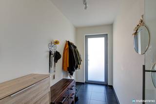 INSTAPKLAAR APPARTEMENT MET 2 SLAAPKAMERS EN AUTOSTAANPLAATS IN HET CENTRUM VAN BILZEN<br /><br />Dit gezellig, hedendaags appartement is gelegen in hartje Bilzen en omgeven door verschillende winkels en faciliteiten. De op- en afritten van de autostrades bevinden zich op 5 minuten rijden waardoor men eveneens geniet van een vlotte verbinding naar andere dorpen en steden.<br /><br />De inkom van deze residentie is gelegen tussen de Hema en de Zeeman, aan de kant van de Hema. Het appartement zelf is op de 1<sup>ste</sup> verdieping gelegen en bereikbaar via de trap of de lift. Men passeert een buitenpad met zicht op de binnentuin en aan het einde is het appartement gelegen.<br /><br />De indeling van het appartement is als volgt:<br />- Inkomhal.<br />- Woonkamer met open keuken. De keuken is voorzien van een inbouwkoelkast, oven en een kookplaat met afzuigkap.<br />- Berging met aansluiting voor het wasmachine. <br />- Nachthal.<br />- 2 slaapkamers.<br />- Badkamer. De badkamer is voorzien van een bad-douche combinatie en een wandmeubel met lavabo.<br />- Toilet.<br />- Overdekt terras.<br /><br />Het appartement is beschikbaar vanaf 1/11/2026. <br /><br /><br />De gemeenschappelijke kosten bedragen €65/maand.<br />Het appartement beschikt over een ondergrondse parkeerplaats en een gemeenschappelijke fietsenstalling.<br /><br />Wilt u graag een bezichtiging inplannen in dit instapklare appartement in het centrum van Bilzen? Contacteer ons dan vrijblijvend via info@matisimmo.be.