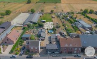 EERSTE BEZOEKDAG DONDERDAG 20/08 VAN 16U - 19U (ENKEL OP AFSPRAAK!!)<br /><br />VLIERZELE - Charmante halfopen bebouwing met weide, stallen en ruim perceel van ca. 19 are<br /><br />Bent u op zoek naar een woning met veel buitenruimte en tal van mogelijkheden? Dan is deze halfopen bebouwing beslist een bezoek waard. Gelegen op een mooi perceel van ongeveer 19 are biedt deze eigendom een ideale combinatie van comfortabel wonen en genieten van het buitenleven.<br /><br />Op het gelijkvloers vindt u een gezellige woonkamer, een eetplaats, een open keuken, een praktische berging, een aparte wasplaats en een badkamer. Op de eerste verdieping bevinden zich drie volwaardige slaapkamers, waardoor de woning perfect geschikt is voor een gezin.<br /><br />Buiten geniet u van een ruim perceel met een paddock, een weide en twee stallen, aangevuld met een handige opbergplaats. De woning beschikt bovendien over ruime parkeergelegenheid op eigen terrein, zodat meerdere wagens probleemloos kunnen worden gestald.<br /><br />Deze eigendom is een ideale uitvalsbasis voor paarden- en dierenliefhebbers of voor wie op zoek is naar rust, ruimte en tal van mogelijkheden. Dankzij de praktische indeling, het royale perceel en de uitstekende parkeervoorzieningen is dit een unieke opportuniteit voor wie landelijk wil wonen zonder in te boeten aan comfort.<br /><br />Bij verdere vragen of om een bezoek te plannen, aarzel niet om ons te contacteren: 053/60.65.66<br /><br />De vermelde prijs is een richtprijs. Na ontvangst van de biedingen zal de verkoper beslissen of hij/zij de eigendom verkoopt aan het beste bod. De richtprijs is aldus niet bindend voor de verkoper. Voor meer info kunt u ons contacteren of het reglement raadplegen op onze website.