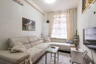 Instapklare woning op toplocatie nabij Dok Noord en het historisch centrum van Gent<br /><br />Welkom in deze instapklare woning, ideaal gelegen op wandelafstand van alle dagelijkse voorzieningen. Zo bevindt Dok Noord zich op slechts twee minuten wandelen en bereik je het historische centrum van Gent in amper tien minuten.<br /><br />Indeling<br /><br />Op het gelijkvloers vind je de inkomhal, een gezellige leefruimte, een ingerichte keuken en een apart toilet. Achteraan beschikt de woning over een koer.<br /><br />Op de eerste verdieping bevindt zich een ruime slaapkamer en een badkamer uitgerust met een lavabo, ligbad en toilet.<br /><br />De zolderverdieping omvat nog twee extra slaapkamers.<br /><br />Toekomstige heraanleg van de straat<br /><br />Momenteel werken Stad Gent en Farys samen aan een project om de Jacob van Maerlantstraat op te waarderen. Het nieuwe ontwerp zet in op een aangenamere leefomgeving met meer ruimte voor groen en ontmoeting, gecombineerd met een rustige verkeersafwikkeling. De straat wordt hiervoor ingericht als woonerf.<br /><br />De huuropzeg werd reeds gegeven, maar de huidige huurder woont momenteel nog in de woning.<br /><br />Interesse in deze woning? Contacteer Top Vastgoed voor meer informatie of een bezoek via 0475 700 700.