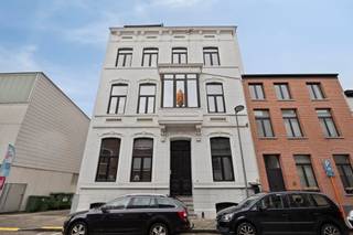 Dit prachtig gerenoveerde penthouse bevindt zich op de bovenste verdieping van een authentiek herenhuis in het hart van Tienen. Met een...