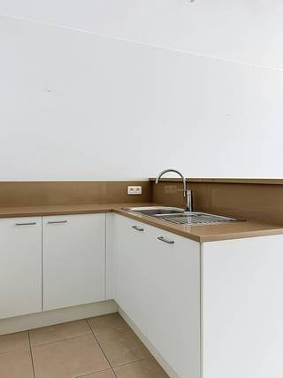 Prachtig en lichtrijk 1-slaapkamerappartement in hartje Waregem!<br />Op zoek naar een instapklaar, stijlvol afgewerkt appartement op een toplocatie? Dan is dit iets voor u! <br /><br />INDELING:<br />- inkomhal<br />- gastentoilet<br />- woonkamer<br />- keuken<br />- aansluitende berging<br />- slaapkamer <br />- badkamer met inloopdouche en dubbele lavabo <br />- gezellig terras met opbergruimte <br /><br />ALGEMEEN: <br />- autostaanplaats verplicht bij te huren : €50/maand<br />- hartje Waregem<br />- lichtrijk <br /><br />De snelste manier om een bezoek te brengen aan deze woning? <br />Vraag je bezoek aan via de rode knop op onze website (www.dewaele.com) en je wordt gecontacteerd door onze makelaar. <br />Telefonisch kunnen er geen afspraken gemaakt worden. <br />Bij andere vragen kun je ons telefonisch contacteren via 056 605 605.<br /><br />