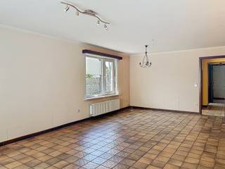 Zeer aangename en handig ingedeelde woning in half open verband met maar liefst 5 slaapkamers. Gelegen op een perceel van 746m², in een rustige...