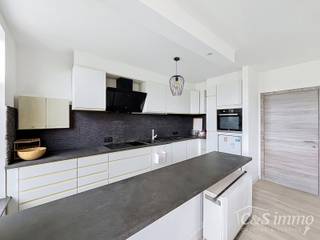 Prachtig gemeubeld appartement met twee slaapkamers, gelegen aan het bruisende Sint-Jansplein. Dit stijlvolle appartement bevindt zich op de derde verdieping en is vlot bereikbaar met de lift.<br />Bij binnenkomst wordt u verwelkomd in de inkomhal, waar een ruime vestiairekast voor extra comfort zorgt. Van hieruit betreedt u de lichtrijke leefruimte met open keuken. Dankzij de grote raampartijen geniet u van een prachtig uitzicht op het Sint-Jansplein.<br />De gezellige woonkamer is ingericht met comfortabele zetels, een grote televisie en een ruime eettafel. De open keuken is volledig uitgerust en beschikt over een inductiekookplaat met dampkap, een oven, een vaatwasser en een koelkast.<br />Verder omvat het appartement een apart gastentoilet, een eerste slaapkamer met een gezellig balkon aan de voorzijde van het gebouw en een praktische wasruimte die tevens dienst kan doen als extra bergruimte.<br />De stijlvolle badkamer is voorzien van een dubbele lavabo en een ruime inloopdouche. De master bedroom bevindt zich aan de rustige achterzijde van het appartement en geeft uit op een ruim terras, waar u in alle sereniteit kunt genieten van de rust
