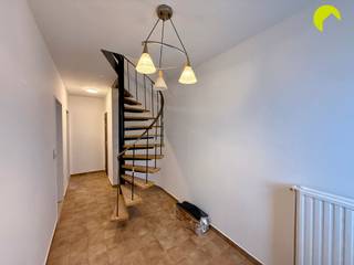 Gelegen in een rustige en aangename straat te Mortsel, vinden we deze ruime woning met garage, tuin en praktische indeling. Indeling:Gelegen in een...