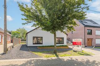<h1><span>Volledig gerenoveerde halfopen woning met 4 slaapkamers en EPC A</span></h1>
<p><span>Bent u op zoek naar een ruime, energiezuinige woning waar u jarenlang zorgeloos kunt wonen? Deze volledig gerenoveerde halfopen bebouwing combineert hedendaags wooncomfort met een rustige ligging op wandel- en fietsafstand van het centrum van Beerse. Dankzij de grondige renovatie, warmtepomp en het uitstekende EPC-label A bent u klaar voor de toekomst.</span></p>
<p><span>Bij het binnenkomen valt meteen de lichtrijke leefruimte op. De woonkamer werd volledig vernieuwd en biedt achteraan een aangenaam zicht op de tuin. De nieuwe keuken is uitgerust met moderne toestellen en biedt alle comfort voor dagelijks gebruik. Aansluitend bevindt zich een praktische afzonderlijke wasberging.</span></p>
<p><span>De woning beschikt over vier volwaardige slaapkamers, waarvan twee op het gelijkvloers en twee op de eerste verdieping. Op het gelijkvloers bevindt zich bovendien een praktische dressing, aansluitend bij één van de slaapkamers. Dankzij de grote raampartijen genieten alle kamers van een aangename natuurlijke lichtinval.</span></p>
<p><span>Voor optimaal wooncomfort zijn er twee volledig vernieuwde badkamers aanwezig, één op elk niveau. De badkamer op het gelijkvloers is uitgerust met een douche, terwijl de badkamer op de verdieping beschikt over zowel een douche als een ligbad. Deze indeling maakt de woning bijzonder geschikt voor gezinnen en biedt extra flexibiliteit in het dagelijks gebruik.</span></p>
<p><span>De woning werd doorheen de renovatie volledig aangepast aan de hedendaagse woonnormen. De keuken, badkamers, elektriciteit en afwerking werden vernieuwd met aandacht voor kwaliteit, duurzaamheid en energiezuinigheid.</span></p>
<p><span>Ook buiten heeft deze woning heel wat te bieden. De tuin is groot genoeg voor spelende kinderen en gezellige familiemomenten, maar blijft onderhoudsvriendelijk. Het ruime terras loopt over de volledige breedte van de woning en biedt tal van mogelijkheden om een aangename buitenruimte te creëren. Daarnaast beschikt de woning over een oprit.</span></p>
<p><span>De ligging vormt een extra troef. Gelegen in een aangename en bijzonder rustige verkaveling woont u hier in alle rust, terwijl winkels, scholen, horeca en andere dagelijkse voorzieningen van Beerse zich op korte afstand bevinden.</span></p>
<p><span>Bent u op zoek naar een instapklare, energiezuinige gezinswoning met ruimte, comfort en een uitstekende ligging? Contacteer dan vandaag Domestic Makelaars op 014 61 03 86 nog voor meer informatie of een bezoek ter plaatse.</span></p>