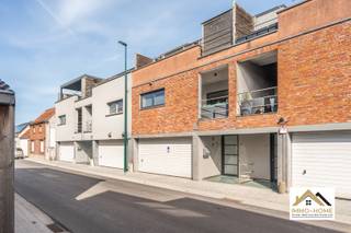 De eerder anonieme voorgevel van deze woning verbergt een ware parel. Via de riante inkomhal bereik je de eerste verdieping, waar zich de woon-...