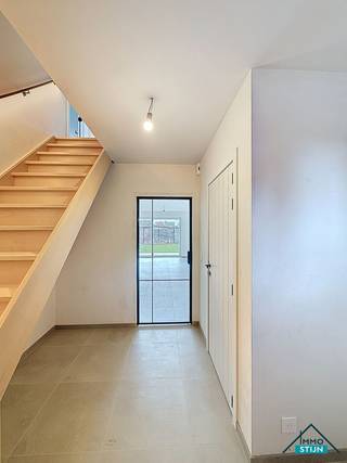 OPENHUIZENDAG OP ZATERDAG 14 MAART 2026 VAN 13U TOT 17U IN DEZE WONING. Inschrijven is niet verplicht maar is mogelijk via onze website.<br /><br />Ontdek deze moderne halfopen woning in Baliebrugge (Ruddervoorde) een ideale thuis voor jonge gezinnen of koppels. De woning combineert hedendaags design met praktisch gebruiksgemak. De gelijkvloerse verdieping beschikt over een ruime inkomhal, een gastentoilet en een lichtrijke woonkamer met een open, hyper-geïnstalleerde keuken. Het grote schuifraam biedt een mooi zicht op de volledig omheinde tuin, waar je ook een gezellig terras kunt creëren. De keuken staat in verbinding met de garage, wat extra comfort biedt. De eerste verdieping omvat drie comfortabele slaapkamers, een apart toilet en een badkamer met ligbad, inloopdouche en dubbel lavabomeubel. Vanuit de nachthal bereik je via een trapluik de zolder, ideaal als extra bergruimte. Dankzij vloerverwarming, een warmtepomp en zonnepanelen geniet je van een energiezuinige woning die klaar is voor de toekomst. De tuin is voorzien van een zwarte draadafsluiting en een tuinmuur tussen de woningen voor optimale privacy. Met extra voorzieningen zoals een regenwaterput van 10.000 liter, een septische put en een wadi is deze woning volledig afgestemd op duurzaam en comfortabel wonen. Klaar om je nieuwe thuis te ontdekken? ( sted. inl.: in aanvraag)