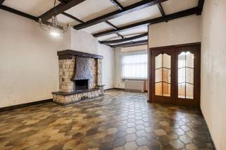 te renoveren huis te koop in Nielindeling:gelijkvloers:- inkomhal- woonkamer- keuken- berging- Zuid-Westelijk gerichte tuineerste verdieping:- slaapkamer 1 (ca. 18m²)- slaapkamer 2 (ca. 13m²)- badkamer- bergingVerder is er nog een droge kelder aanwezigLocatie: Deze woning is gelegen in de Volkenbondstraat in Niel. De woning heeft een rustige ligging en bevindt zich vlakbij winkels, diensten en scholen. Via de A12 en E19 heeft u een goede en snelle verbinding naar Antwerpen, Mechelen en Brussel. Openbaar vervoer is tevens in de nabijheid.Bijzonderheden- te renoveren- onderworpen aan de renovatieplicht- 2 ruime slaapkamers- rustige ligging- Zuid-Westelijk gerichte tuinBent u op zoek naar een huis te koop in Niel? Neem dan gerust contact op met één van onze collega's van Dewaele vastgoed.Dit pand is onderworpen aan de renovatieverplichting van de Vlaamse overheid voor residentiële gebouwen (behoudens bij sloop binnen 5 jaar na de aankoop). Consulteer voor meer informatie de website van het Vlaams Energie- en Klimaatagentschap via https://www.vlaanderen.be/een-woning-kopen/renovatieverplichting-voor-residentiele-gebouwen