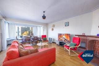 Op een uitstekende locatie in Oostende, aan het geliefde Petit Paris, bevindt zich dit appartement met twee slaapkamers op de vijfde verdieping van residentie Madou. Dankzij de centrale ligging geniet u hier van een vlotte bereikbaarheid, nabij winkels, openbaar vervoer en op wandelafstand van het stadscentrum. Het appartement beschikt over een praktische indeling met een lichtrijke leefruimte, twee volwaardige slaapkamers, een badkamer en een aparte keuken. Het geheel is momenteel verhuurd, wat dit pand bijzonder interessant maakt als investeringsvastgoed. Het appartement dient opgefrist te worden, wat u de kans biedt om het volledig naar eigen smaak te moderniseren en zo de waarde verder te verhogen. Daarnaast is er een private kelder inbegrepen, ideaal voor extra bergruimte.