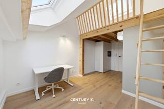 <span><strong>**Opbrengsteigendom met 18 kamer in THE HIVE**</strong></span><br /><br /><span>Welkom in Residentie The Hive, gelegen aan de </span><strong>Diestsesteenweg</strong><span>, een belangrijke verbindingsas tussen verschillende Leuvense wijken. We bevinden ons in het hart van Kessel-Lo, op wandelafstand van talrijke voorzieningen en de achterzijde van het station van Leuven, op een steenworp van het stadscentrum.</span><br /><br /><span>The Hive omvat </span><strong>18 kamers</strong><span>, elk uitgerust met </span><strong>eigen sanitair</strong><span>, waarvan enkele met een privatief terras. Deze residentie omarmt het studentenleven en biedt alle mogelijkheden om aangenaam samen te wonen. Zo beschikt het gebouw over een </span><strong>inpandige fietsenstalling</strong><span>, een vuilnisberging, een</span><strong><span> </span>gemeenschappelijke tuin</strong><span> van 60 m², een </span><strong>ontspanningsruimte</strong><span> met dakterras en twee </span><strong>gemeenschappelijke keukens</strong><span>. Naast de doordachte indeling zorgen de kwalitatieve materiaalkeuze en de hoogwaardige afwerking voor een duidelijke meerwaarde en een hedendaagse uitstraling.</span><br /><br /><span>Het gebouw genereert een netto jaarrendement van €137.800, wat neerkomt op een rendement van </span><strong>3,60%</strong><span>. Dit maakt het tot een zorgeloze investering met onmiddellijk rendement.</span><br /><span><br /><strong><span>Meer informatie of een bezichtiging ter plaatse? Aarzel niet en contacteer Jacky via jacky@connect-immo.be of 0495 53 46 49</span><br /><br /></strong>EPB Startverklaring!</span>