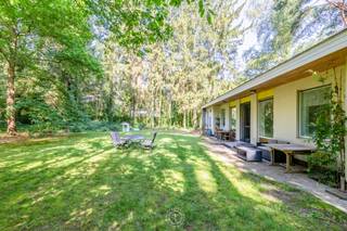 Bent u op zoek naar een woning op een <strong>exclusieve locatie</strong> waar <strong>rust, privacy en natuur</strong> naadloos in elkaar overvloeien? Dan zal deze bungalow op de residentiële Heide in Waasmunster u ongetwijfeld weten te bekoren. Gelegen in één van de meest gegeerde woonomgevingen van de regio, op een <strong>perceel van circa 2.400 m²</strong>, geniet u hier dagelijks van een <strong>unieke woonbeleving midden in het groen</strong>.<br /><br />Via de<strong> inkomhal, </strong>met aansluitend een afzonderlijke <strong>bureauruimte</strong>, bereikt u de <strong>bijzonder aangename en lichtrijke leefruimte</strong>. De <strong>open keuken </strong>sluit harmonieus aan op de woonkamer, waar grote raampartijen zorgen voor een overvloed aan natuurlijk licht en een <strong>prachtige connectie met de omliggende tuin</strong>. Het bosrijke decor vormt hier een verlengstuk van de leefruimte en creëert in elk seizoen een bijzonder <strong>gevoel van rust en sereniteit</strong>.<br /><br />De bungalow beschikt verder over <strong>drie slaapkamers</strong>, een <strong>badkamer</strong>, een <strong>garage </strong>en een praktische en zeer ruime <strong>kelder</strong> die extra bergruimte biedt. Hoewel de woning op enkele vlakken een kleine opfrissing verdient, vormen de <strong>uitzonderlijke ligging</strong>, het royale perceel en de doordachte indeling de <strong>ideale basis</strong> om hier een eigentijdse en exclusieve woonst te realiseren. <br /><br /><em>‘Dit pand kan onderhevig zijn aan de renovatieverplichting die door de Vlaamse overheid wordt opgelegd voor residentiële gebouwen. Consulteer voor meer informatie de website van het Vlaams Energie- en Klimaatagentschap via https://www.energiesparen.be/renovatieverplichting-residenti%C3%ABle-gebouwen-2023.’</em><br /><br />Wenst u een bezoek in te plannen voor deze woning? Bel voor info of een vrijblijvend bezoek naar 03 502 98 74 of mail naar kristof@claves.be.