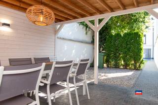 <p><span>HOBOKEN | GERENOVEERDE WONING MET DRIE SLAAPKAMERS, GARAGE EN TUIN | EPC B |</span></p><p><span>Indeling als volgt: gelijkvloers: inkomhal met toegang naar de garage - inpandige garage met automatische poort en extra opbergruimte - wasplaats/bergplaats - volledig geïnstalleerde keuken met eetplaats - zonnige tuin met leuk terras en veel groen - overdekt terras met tuinhuis .</span></p><p><span>Eerste verdieping: traphal - gastentoilet - grote, lichtrijke leefruimte met toegang naar de tuin - ruime slaapkamer met opbergplaats. </span></p><p><span>Tweede verdieping: traphal - badkamer met bad, toilet en lavabomeubel - Twee ruime volwaardige slaapkamers - toegang naar de zolder.</span></p><p><span>Deze woning is uitstekend gelegen in een woonwijk in de onmiddellijke omgeving van openbaar vervoer, scholen, park en grootwarenhuis. </span></p><p><span>Goede verbinding met de grote uitvalswegen. Met de (elektrische) fiets bereikt u via de nieuw aangelegde fietspaden vlot Antwerpen-centrum. </span></p><p><span> </span></p><p><span>Extra troeven :</span></p><p><span>- Volledig ingerichte tuin met leuk terras</span></p><p><span>- Inpandige garage</span></p><p><span>- Prachtige keuken met zicht op de tuin</span></p><p><span>- Nieuwe condenserende ketel van 2012</span></p><p><span>- Hoogrendementsglas</span></p><p><span>- EPC B</span></p><p><span>- elektriciteit conform</span></p><p><span>- In de nabijheid van scholen, openbaar vervoer en winkels</span></p><p><span> </span></p><p><span> </span></p><p><span> </span></p><p><span> </span></p><p><span> </span></p><p><span> </span></p>